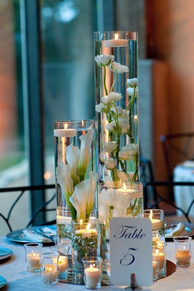 bryllup-bord-dekoration-ideer-stearinlys-høje-glas-vaser-ranunculus-zantedschien