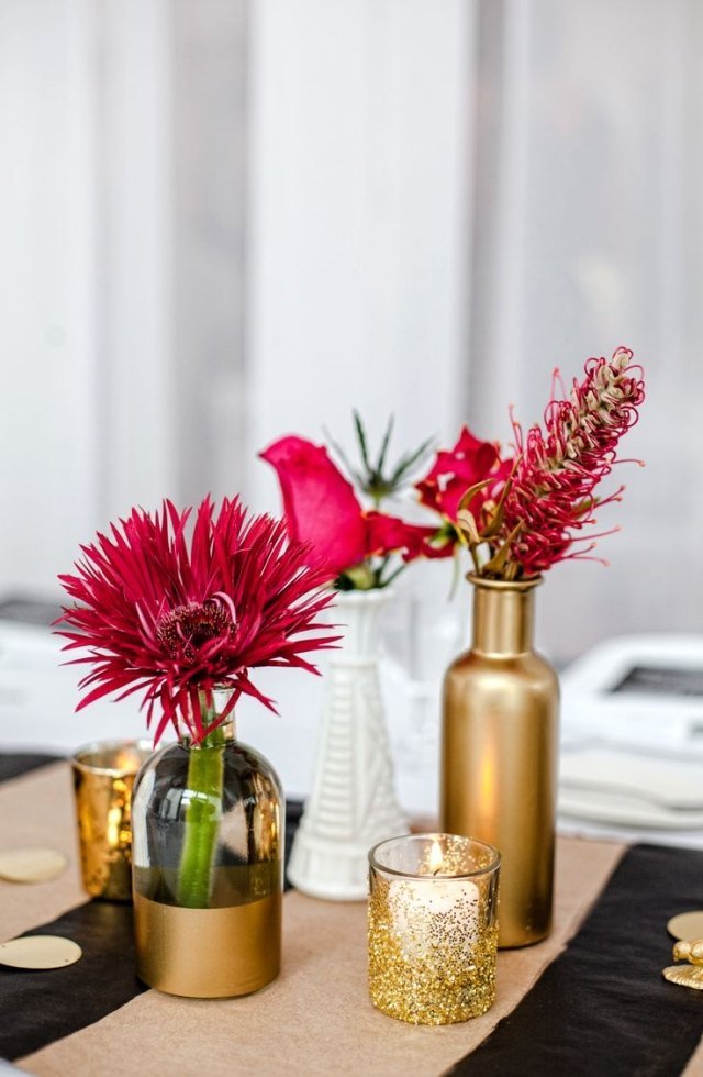 bryllup-bord-dekoration-ideer-blomster-glitter-guld-farve-vaser