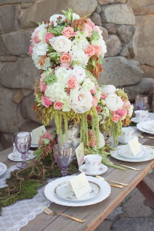 bryllup-bord-dekoration-ideer-blomster-bolde-roser-hvid-pink-grøn-mos-bordløber