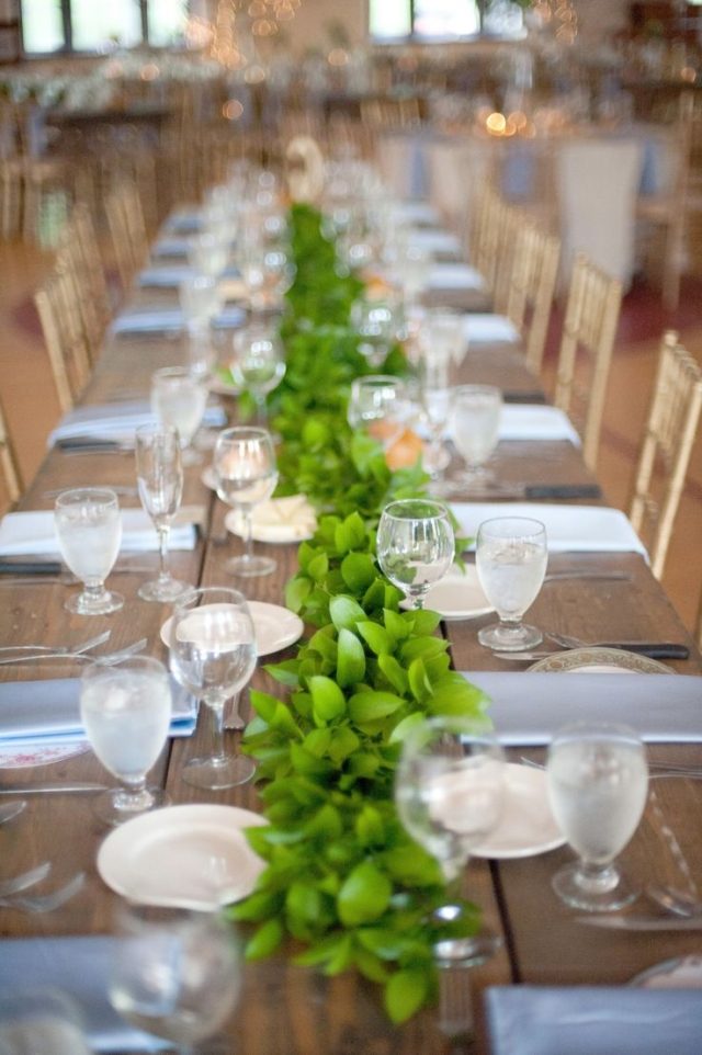 bryllup-bord-dekoration-ideer-krans-grøn-bordløber