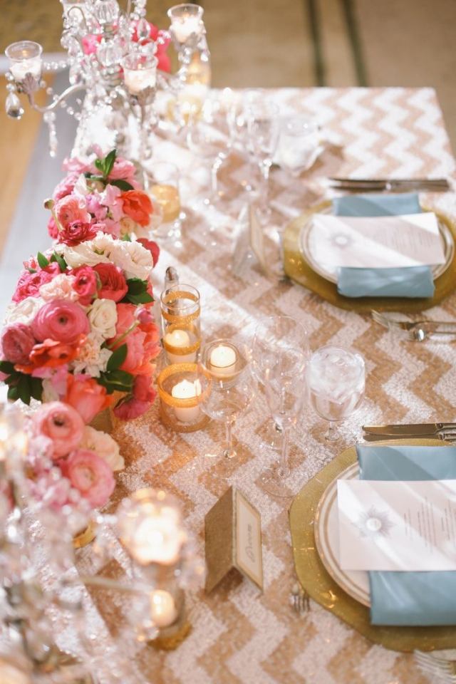bryllup-bord-dekoration-ideer-guld-pink-dug-zig-zag-mønster-stearinlys