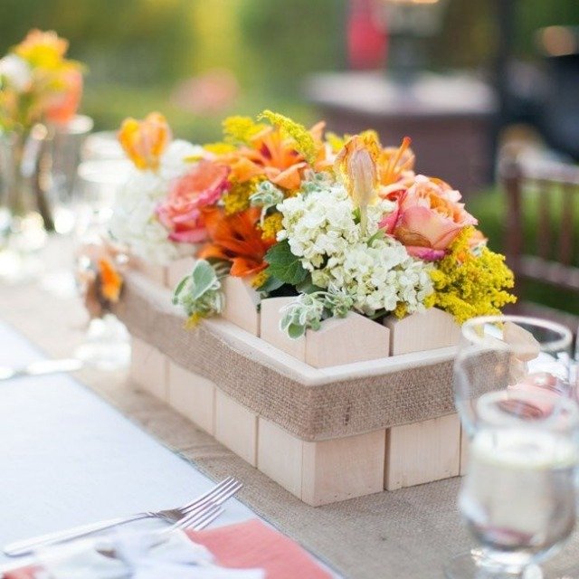 bryllup-bord dekoration-ideer-trækasse-blomsterarrangement-jutebånd