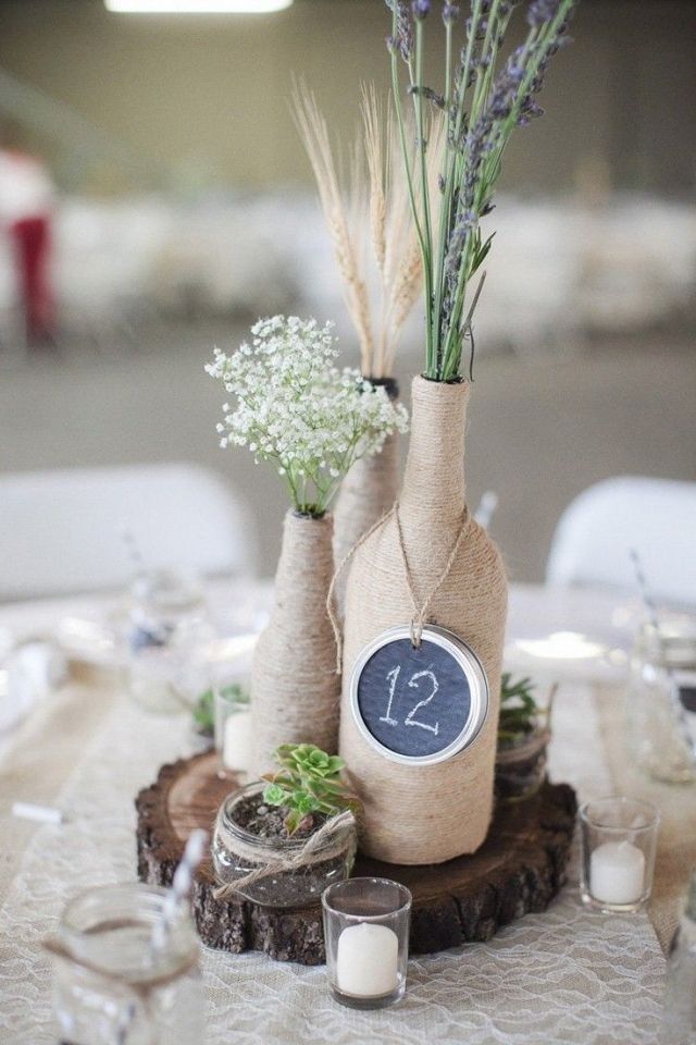 bryllup-bord-dekoration-ideer-rustik-stil-træ-skive-vaser