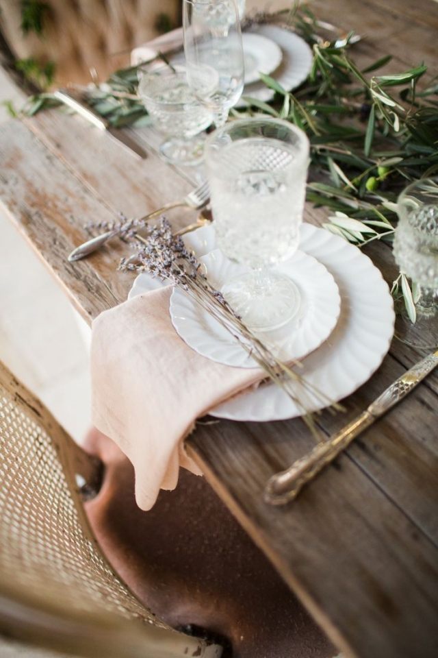 bryllup-bord-dekoration-ideer-rustikke-oliventræ grene