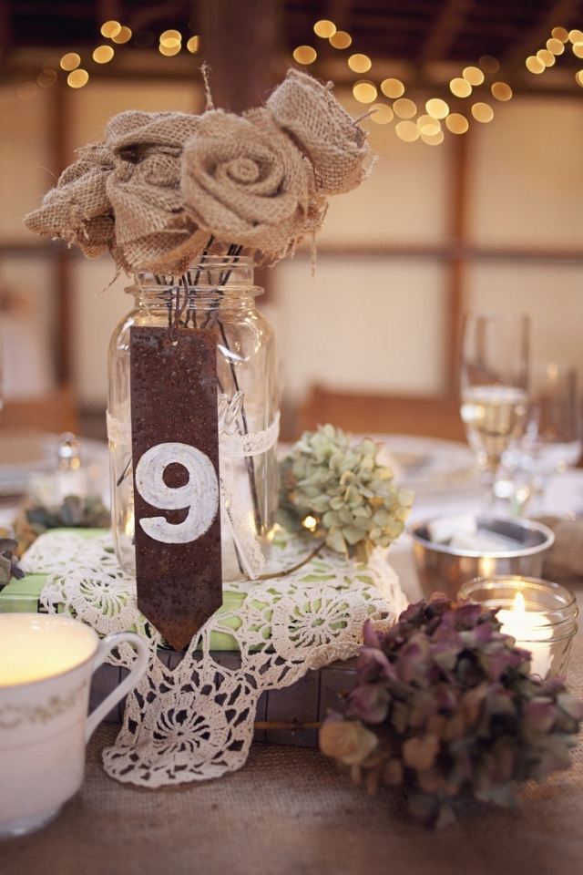 bryllup-bord-dekoration-ideer-rustik-blonder-jute bånd-roser-tørret-hortensia-bolde