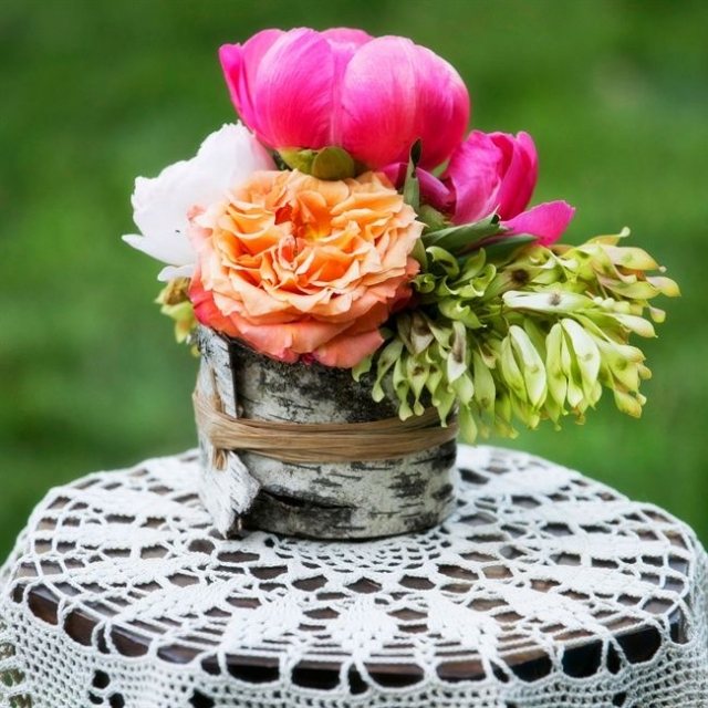 bryllup-bord-dekoration-ideer-vase-birk-bark-indpakket