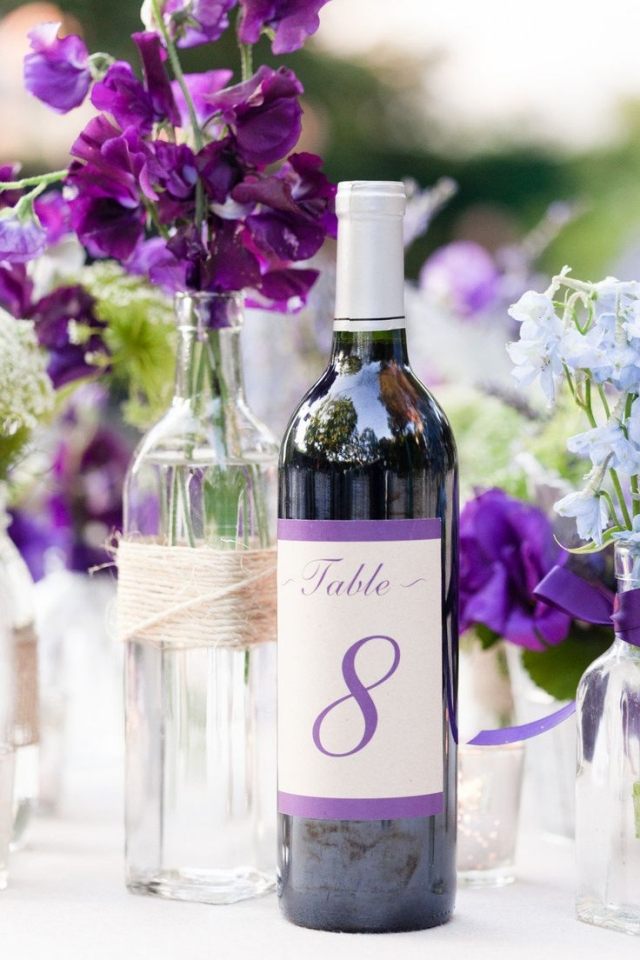 bryllup-bord-dekoration-ideer-vin-flaske-bord-nummer-lilla