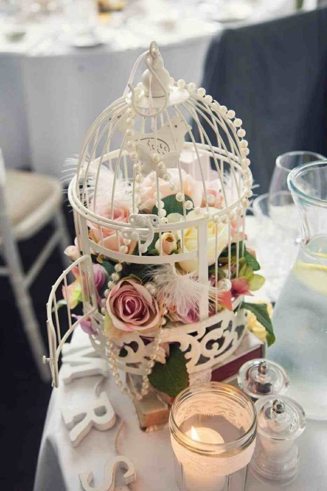bryllup-bord-dekoration-ideer-hvide-fugle-bur-rosen-fjer