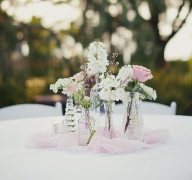 bryllup-bord-dekoration-ideer-bløde lyserøde-hvide-glasflasker