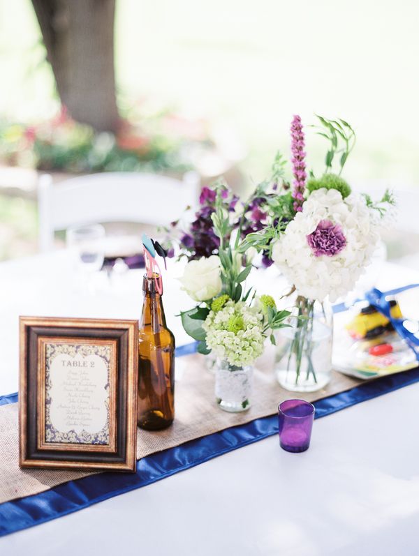 bord-dekoration-bryllup-ideer-billedramme-bord-nummer-gamle-glas-flaske-vaser