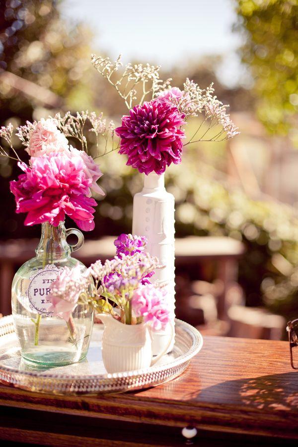 borddekoration-bryllup-ideer-blomster-fuchsia-hvid-tone