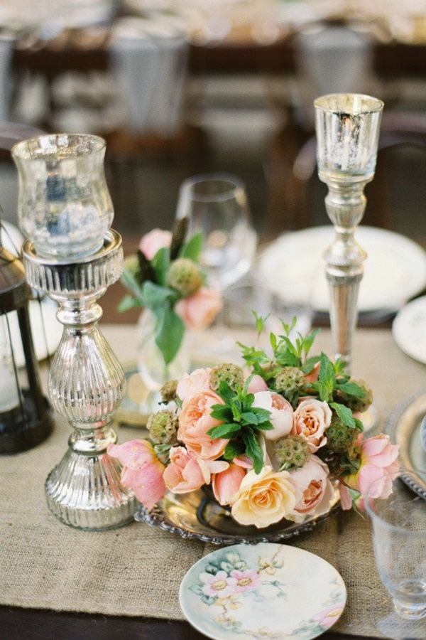 borddekoration-bryllup-ideer-blomsterarrangement-sølv-lysestage-jute-bordløber