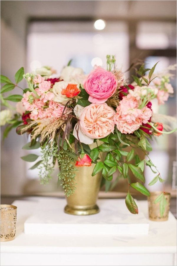 borddekoration-bryllup-ideer-blomster-pæoner-grøn-messing-vase