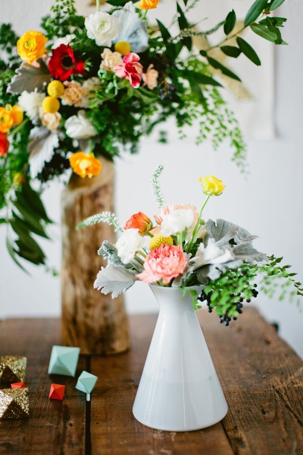 borddekoration-bryllup-ideer-blomster-porcelæn-gryde-vase