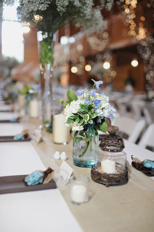 Borddekoration til bryllup-ideer-blomster-rustik-lysestage-engblomster
