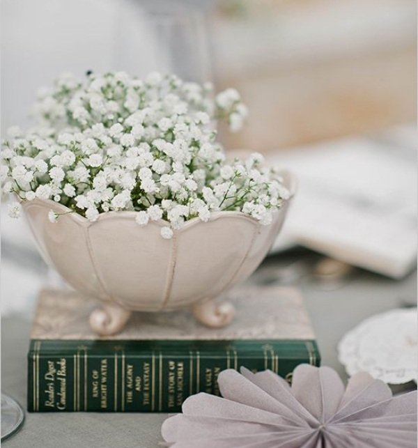 Borddekoration til bryllupsideer-blomster-gypsophila-skål-bog