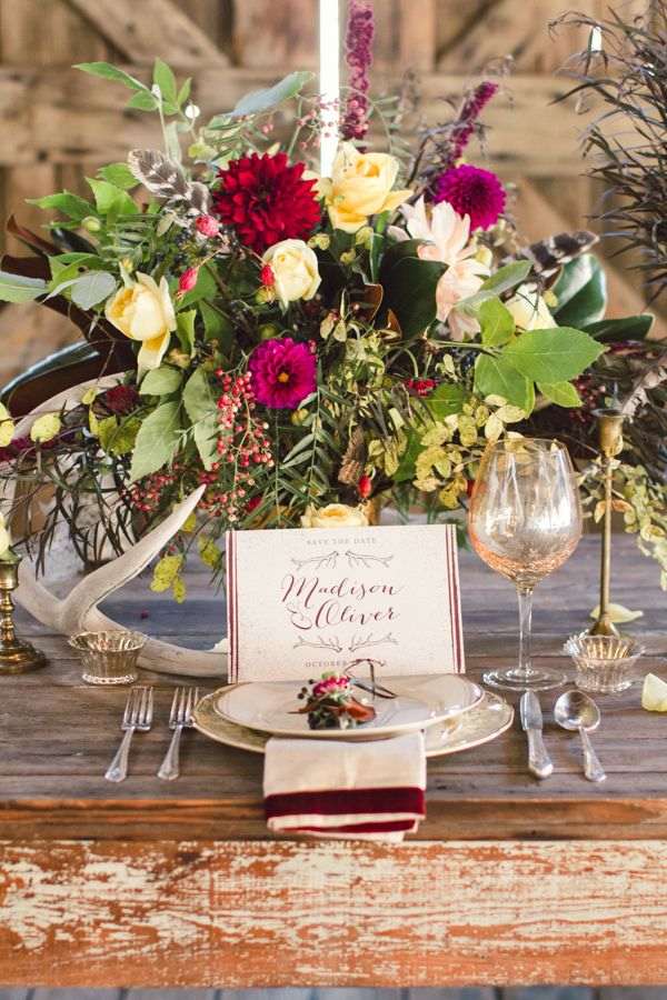 borddekoration-bryllup-ideer-buket-georginer-roser-grøn