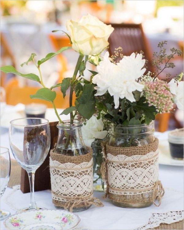 borddekoration-bryllup-ideer-blomster-vaser-jute-jute-bånd-blonder