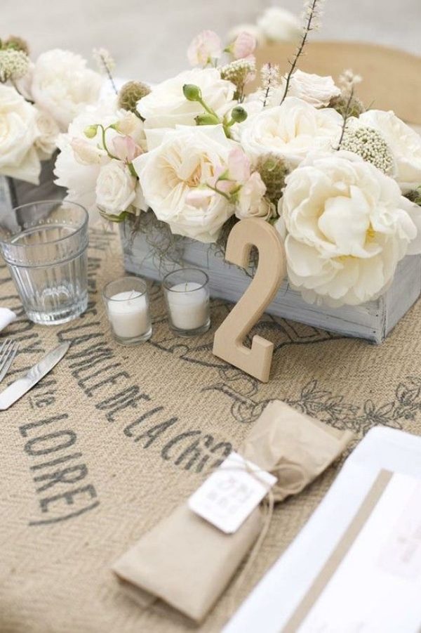 borddekoration-bryllup-ideer-blomster-vintage-stil-hvide-blomster-jute-dug