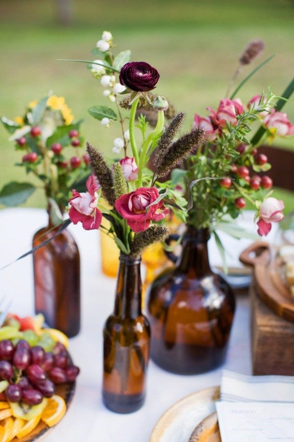 borddekoration-bryllup-ideer-brun-glas-flaske-vaser