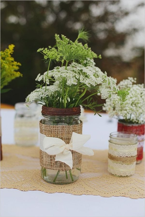 borddekoration-bryllup-ideer-country-stil-jute bånd-blonder