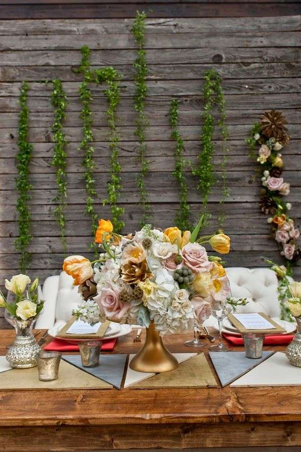 borddekoration-bryllup-ideer-reception-have-blomsterarrangement-guirlander-grøn