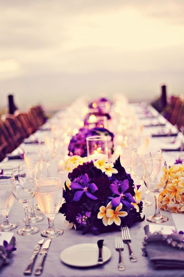 borddekoration-bryllup-ideer-have-eksotiske-blomster-frangipani
