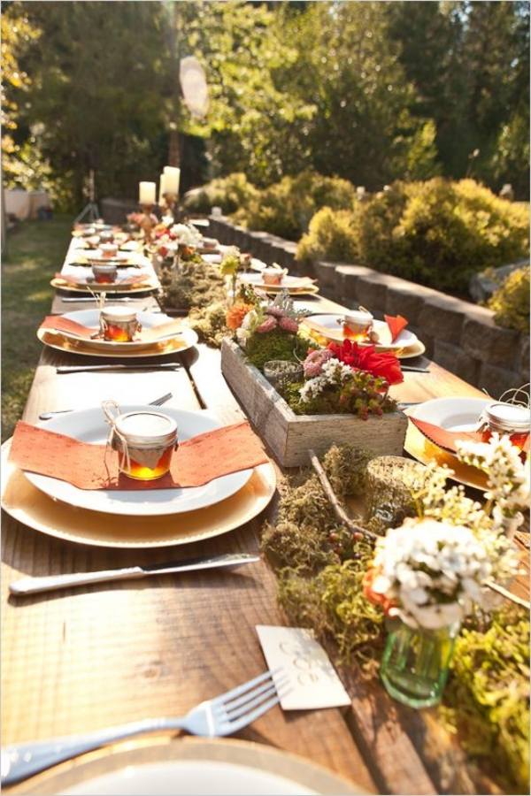 borddekoration-bryllup-ideer-have-træ-bord-efterår-honning-krukke-mos