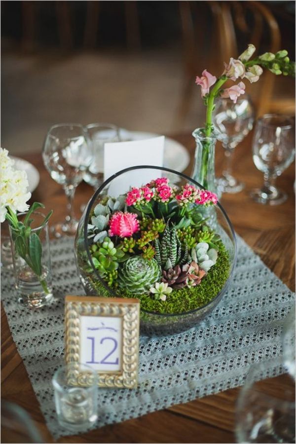 Borddekoration til bryllupsideer-runde-glas-vase-sukkulenter-mos-kaktusser