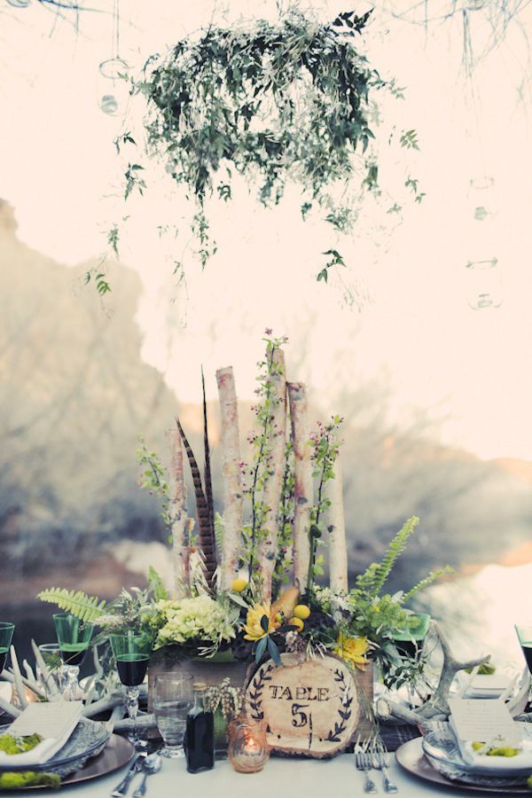 Borddekoration til bryllupsideer-rustikt-arrangement-grene-bregner-træ-skive-bordnummer