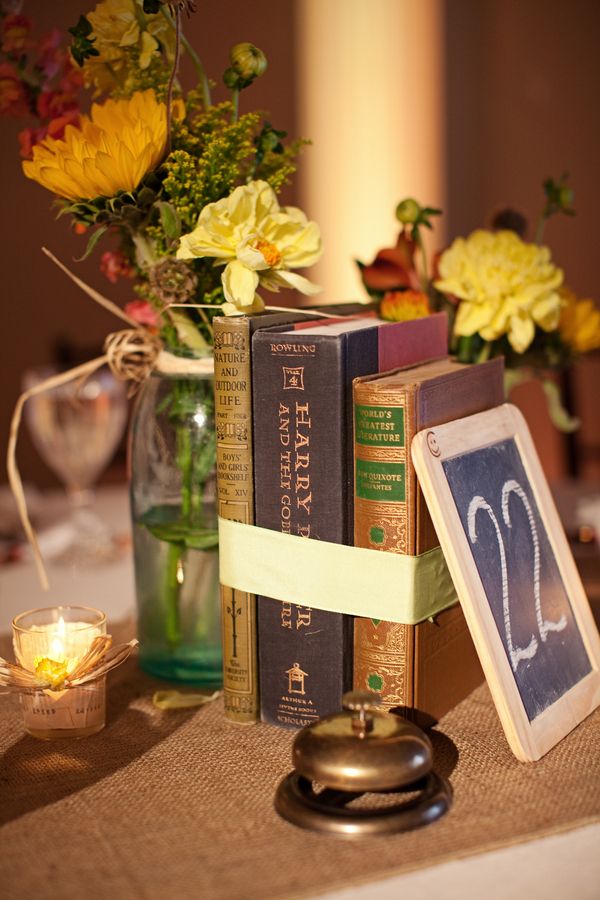 borddekoration-bryllup-ideer-vintage-stil-bøger-jute-bordløber