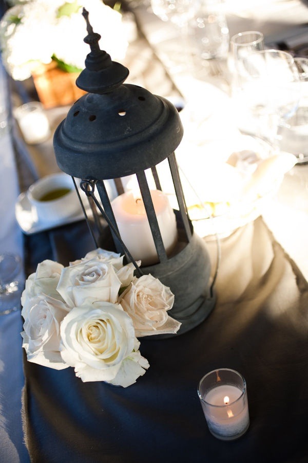 borddekorationer-bryllup-ideer-hvide-roser-vintage-jern-lysestager