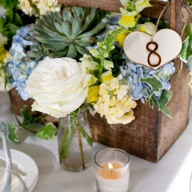 borddekoration-rustik-bryllup-blomst-træ-æske
