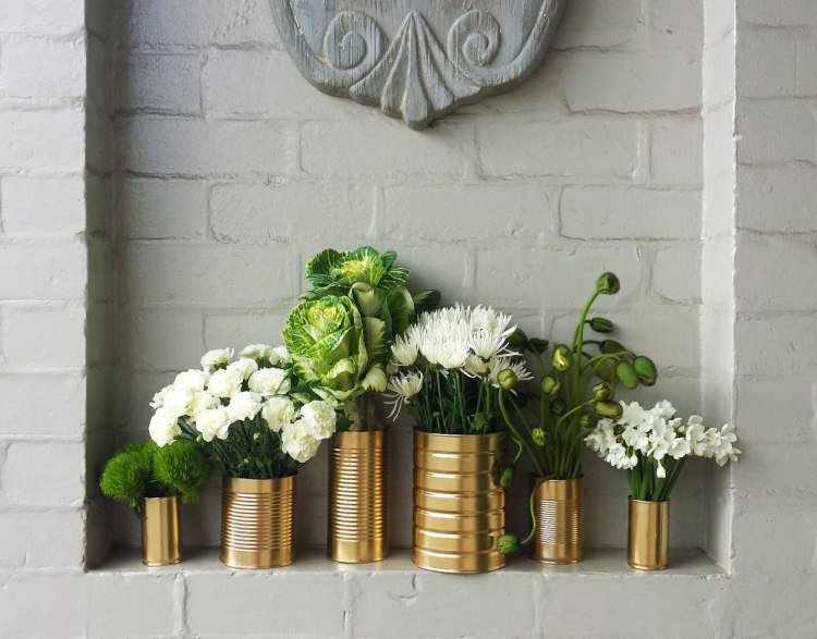 borddekoration-gør-det-selv-blomsterarrangementer-vaser-tin-æsker-guld-stilfuld
