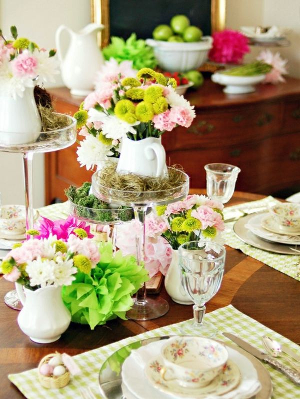 Bord dekorere mosvaser friske blomster