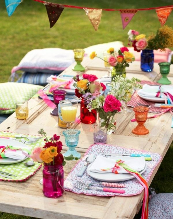 fejre havebord dækning blomster glas