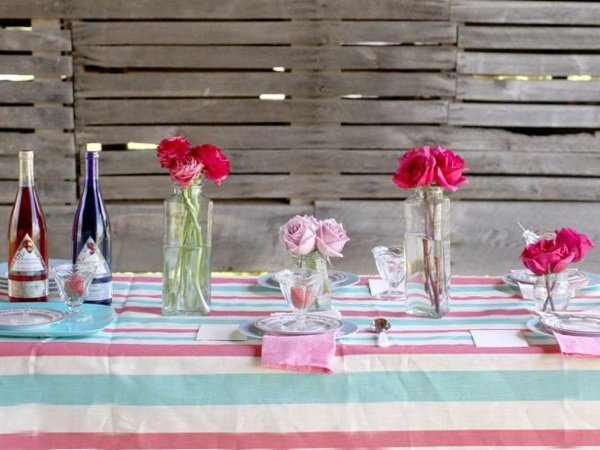 festlig borddekoration idé striber lyserød blå