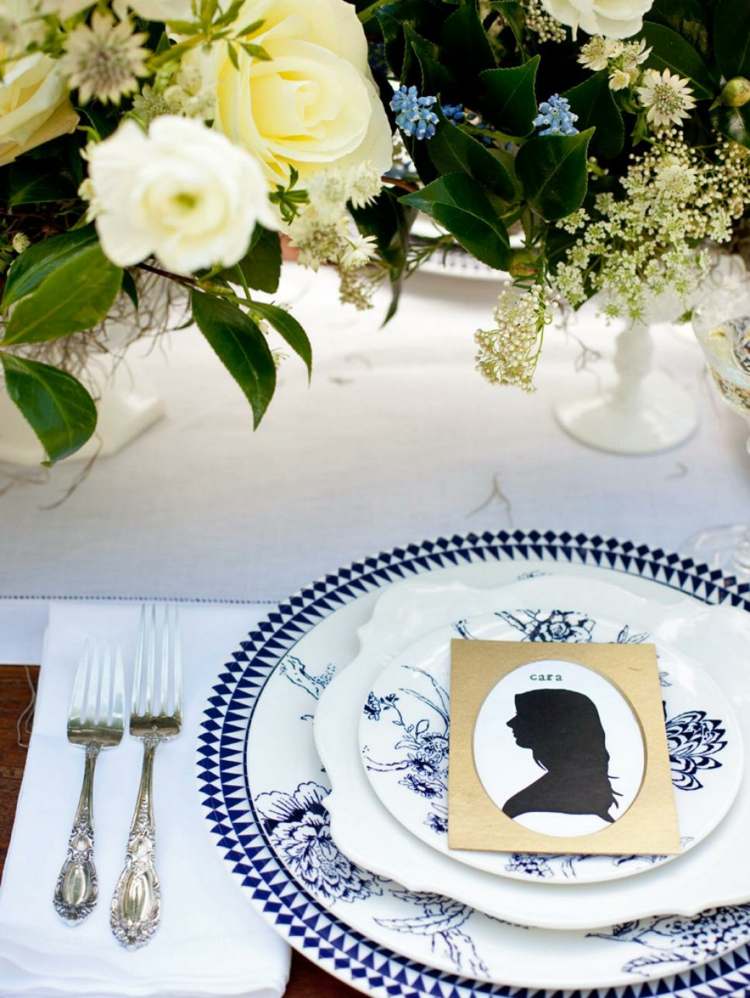 bord-dekoration-blå-hvide fade-navneskilt-roser