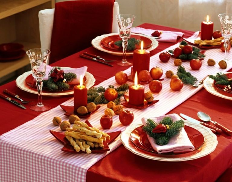 borddekorationer julæbler stearinlys bordløber ternet rødhvide grangrene
