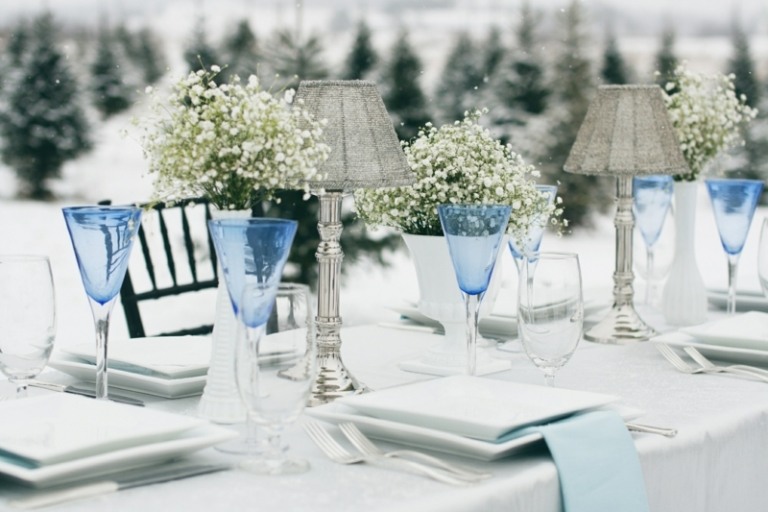 borddekoration til jul hvide blomster strauss lyseblå glas moderne