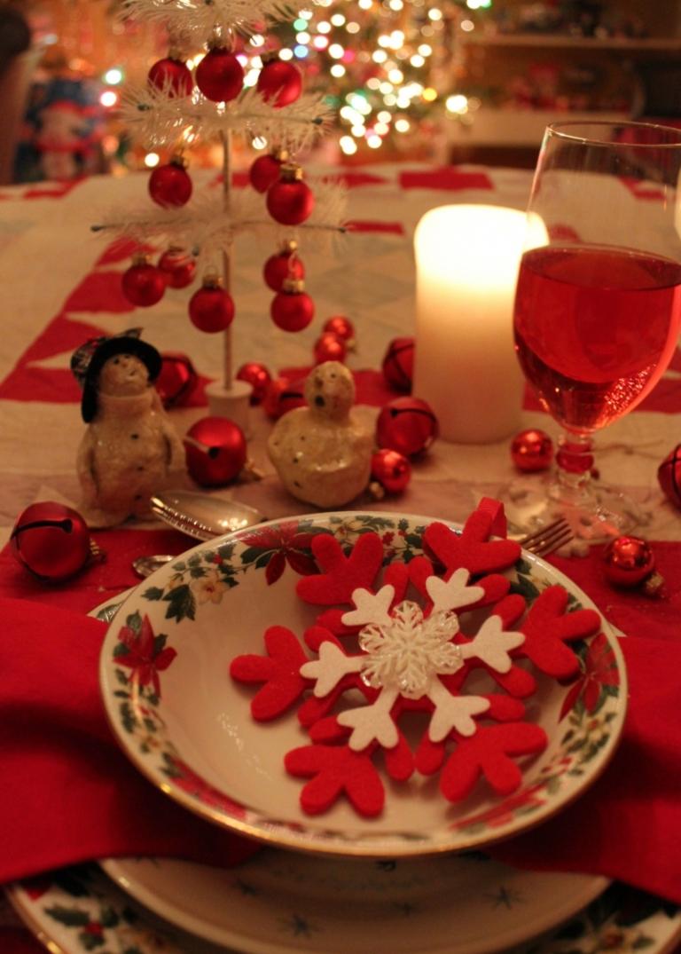 bordpynt til jul snefnug hvid rød juletræskugler