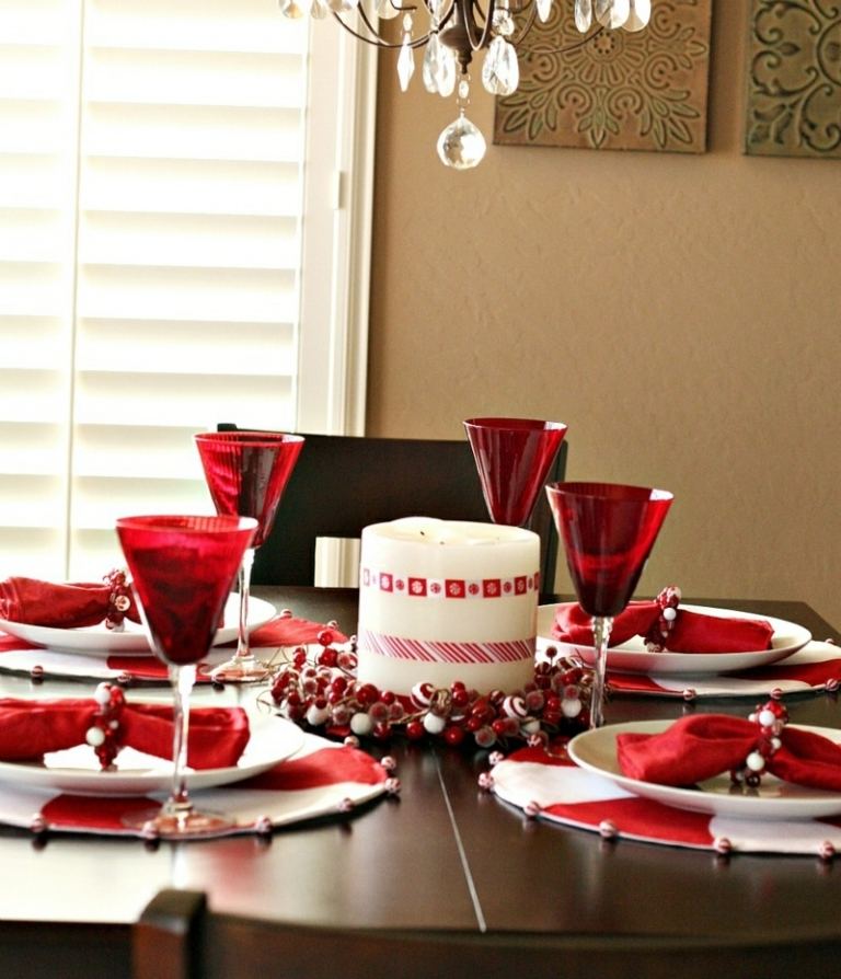 borddekoration til jul rødhvide traditionelle store lysglas