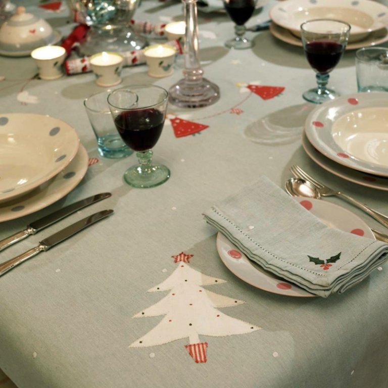 bordpynt til julepastel blågrå dug julemotiver gran