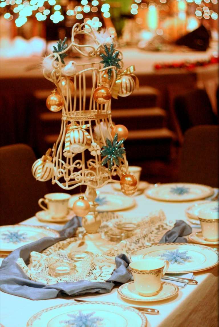 borddekorationer til julefarver accenter guld lyseblå juletræspynt