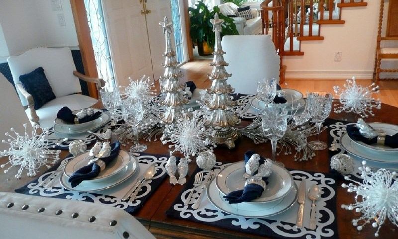 bordpynt til jul mørkeblå hvide vintermotiver snefnug