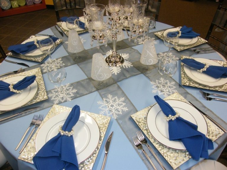 borddekoration jul vinter design blå hvid grå snefnug servietringe