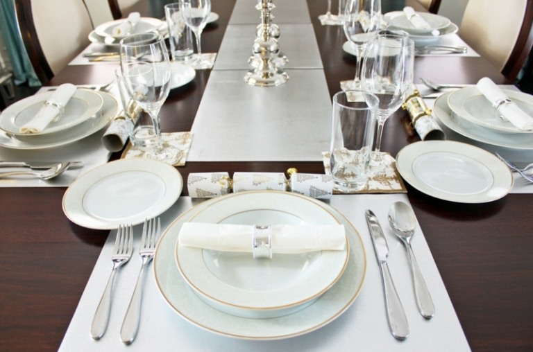 borddekoration jul hvid elegant bordløber sølv