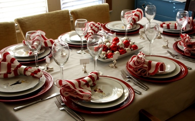 borddekoration julestriber servietter rød hvid julekugler dekoration