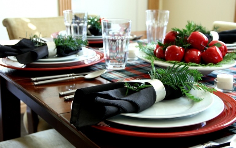borddekoration jul sort serviet ædle gran grøn servietring æble idé