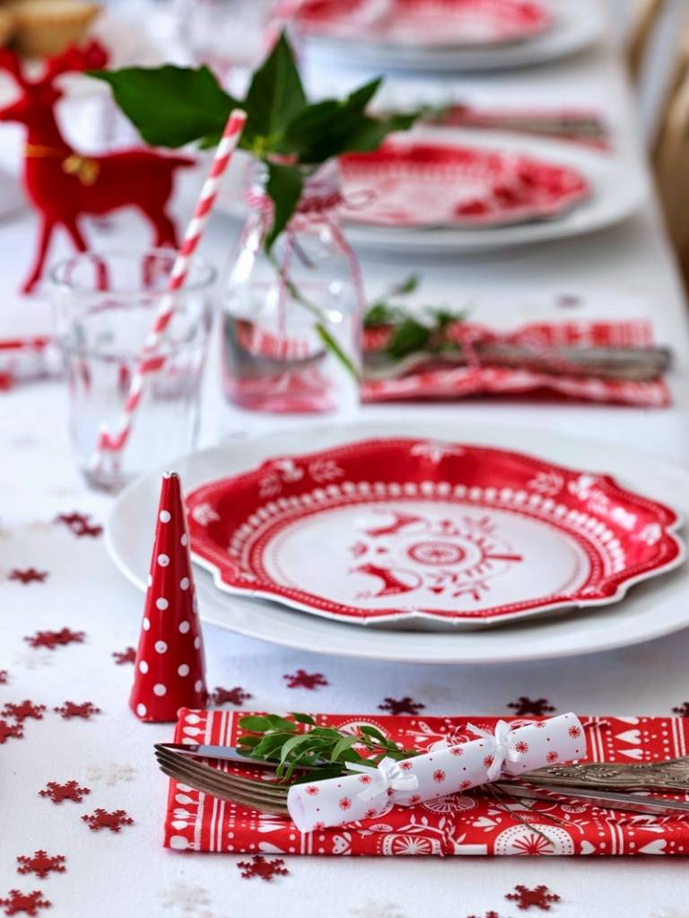 borddekoration jul romantisk skandinavisk stil stjerne rødhvide motiver